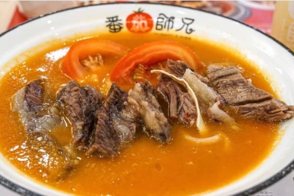 深水埗平民美食小店掃街番茄師兄茄牛麵